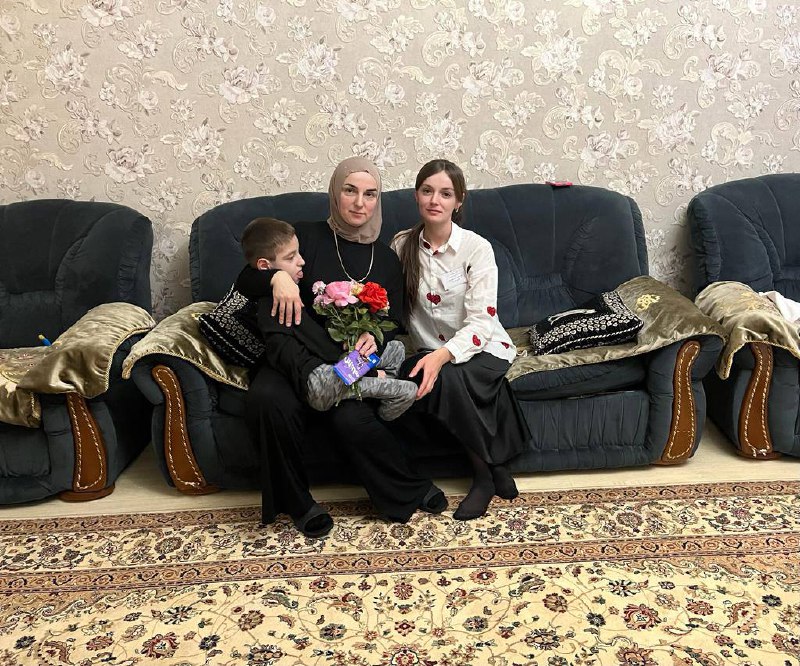 🔺Медсестра по массажу отделения семьи Айгумова, Эльмира, поздравила матерей своих подопечных с Днем матери.