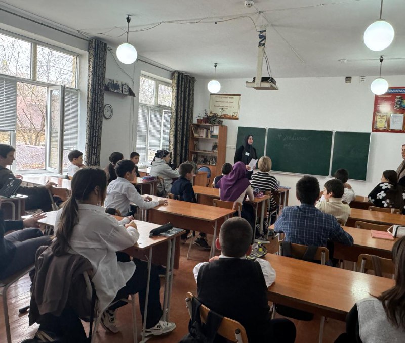 ✅Специалист по работе с семьёй и детьми Алиева Макслина провела беседу с учащимися 6-го класса школы под названием "Мы Вместе".