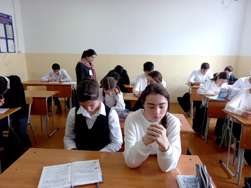⚠️Заведующая отделением семьи Мусаева Салимат и специалист по работе с семьей Багомедова Патимат провели беседу и тестирование в 9 классе СОШ 2 с целью определения латентных склонностей к экстремистским проявлениям среди школьников. В тестировании приняли