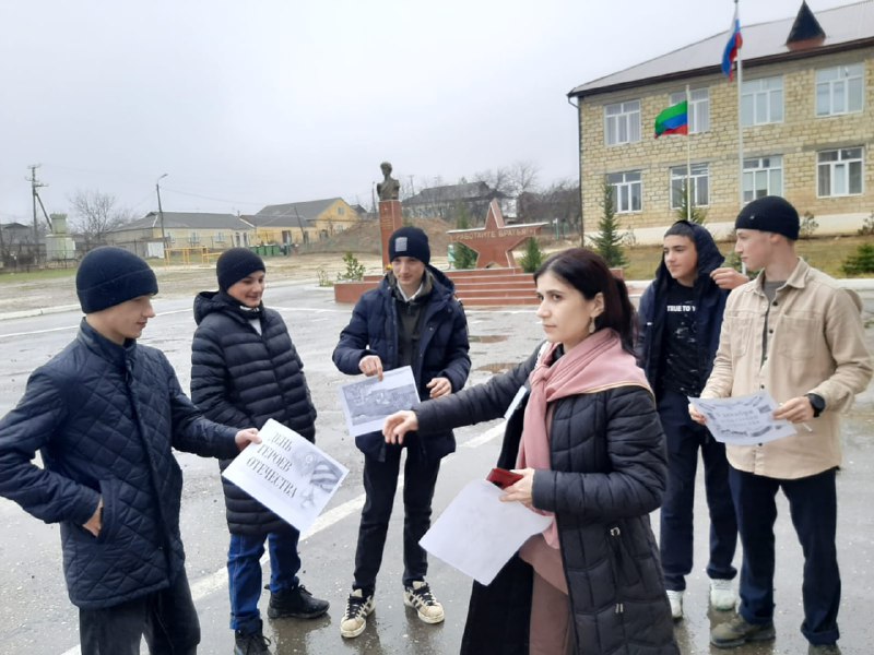 💥Специалисты по работе с семьей, Багомедова Патимат, Джалилова Марзият и Алишихова Раисат, провели беседу, посвященную Дню Героев Отчества, который отмечается 9 декабря, в двух школах - СОШ №1 и №2.