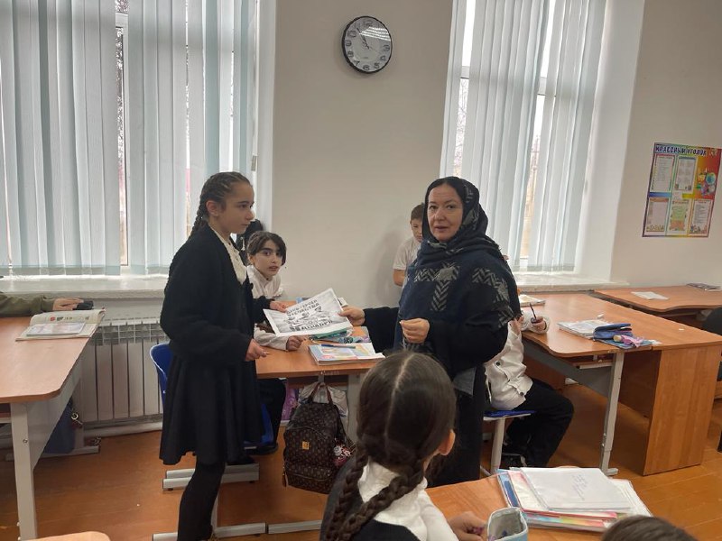 💥Специалисты по работе с семьей, Багомедова Патимат, Джалилова Марзият и Алишихова Раисат, провели беседу, посвященную Дню Героев Отчества, который отмечается 9 декабря, в двух школах - СОШ №1 и №2.