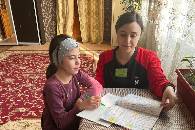 ✅Специалист по социальной помощи Муртазалиева Раисат посетила подопечную Мусеибову С. в рамках программы организации помощи в получении образования инвалидами.