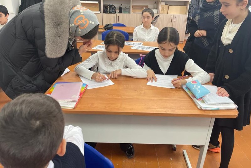 ❗️Психолог отделения семьи, Ибрагимова Асият, провела тестирование детей 6 класса СОШ №1 на тему "Что такое терроризм".