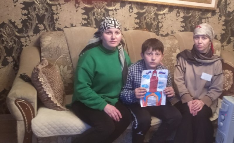 ✔️Специалист по работе с семьей и детьми, Джупанова Ханум посетила своих подопечных и провела с ними патриотическую беседу, посвящённую Дню конституции РФ.