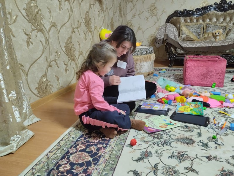 💥Медсестра с функцией сиделки Исаева Аминат, нашла интересный способ разнообразить время для своего подопечного - рисование.