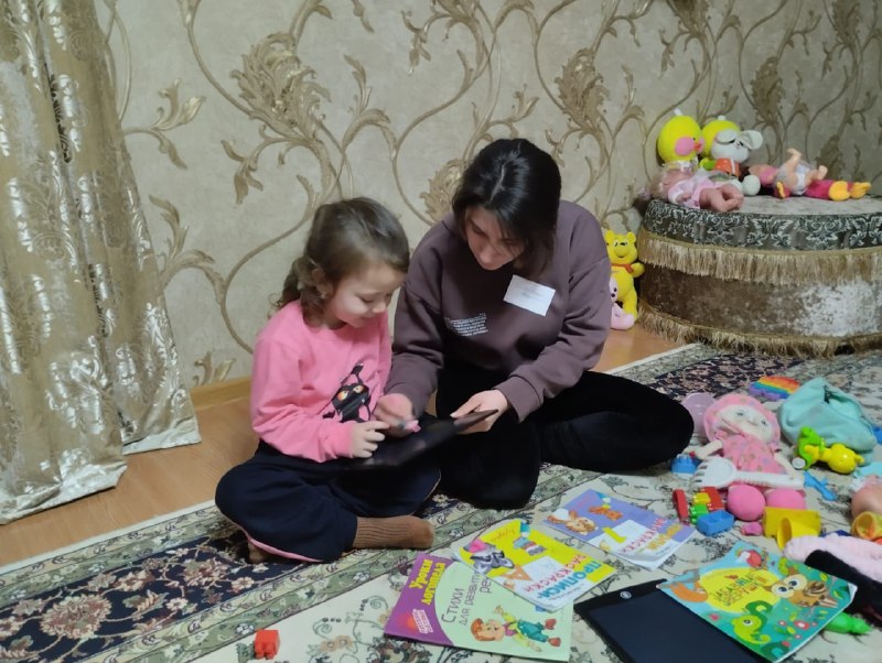 💥Медсестра с функцией сиделки Исаева Аминат, нашла интересный способ разнообразить время для своего подопечного - рисование.
