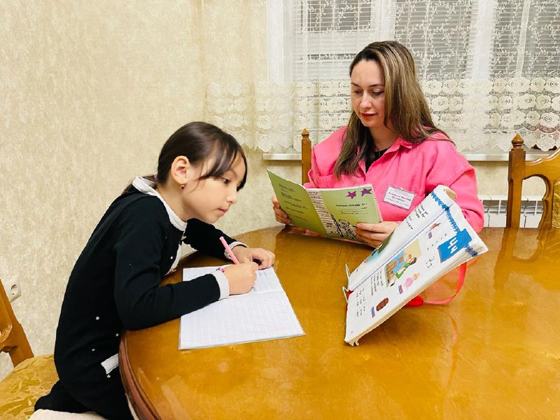✔️В рабочий день специалиста по работе семьёй и детьми Джалиловой Марзият входит посещение своих подопечных, оказывание педагогических услуг и организация досуга для детей.
