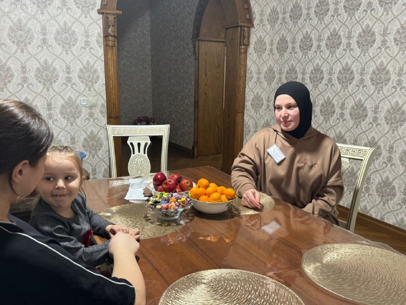🌟Специалист по работе с семьей и детьми, Алиева Максалина, перед наступлением новогодних праздников поздравила своих подопечных и сделала им радостные сюрпризы в виде сладких подарков.
