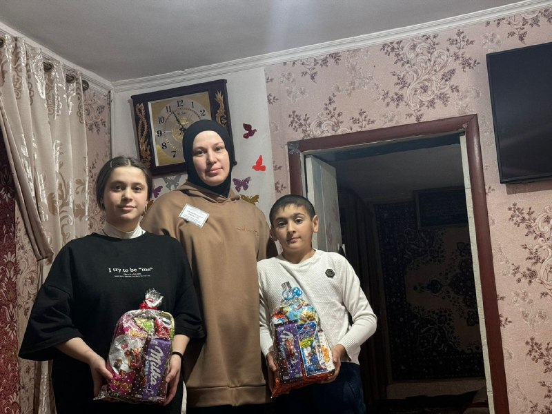 🌟Специалист по работе с семьей и детьми, Алиева Максалина, перед наступлением новогодних праздников поздравила своих подопечных и сделала им радостные сюрпризы в виде сладких подарков.