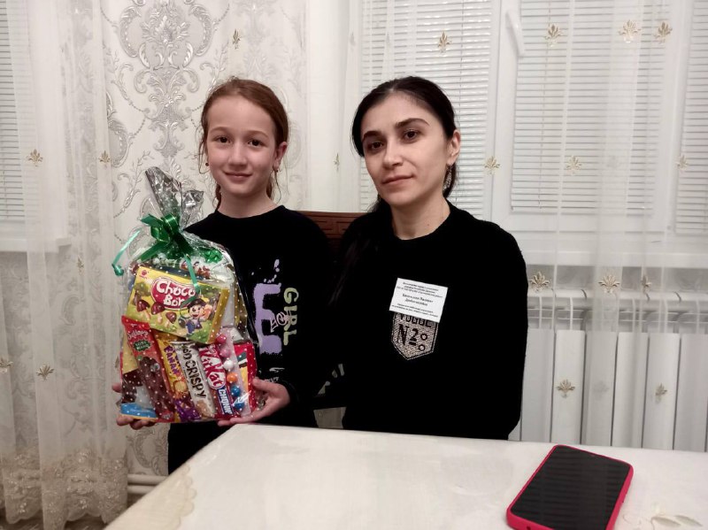 🪅Специалисты отделения семьи Комплексного центра Сергокалинского района проявили заботу и внимание к своим юным получателям социальных услуг, поздравив их с наступающим Новым 2024 годом и даря им сладкие подарки.