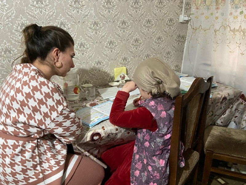 🔺Мед. сестра с функцией сиделки, Исаева Аминат, провела время с подопечной, Амарадаевой Маликат, организуя занятие по домашнему обучению.