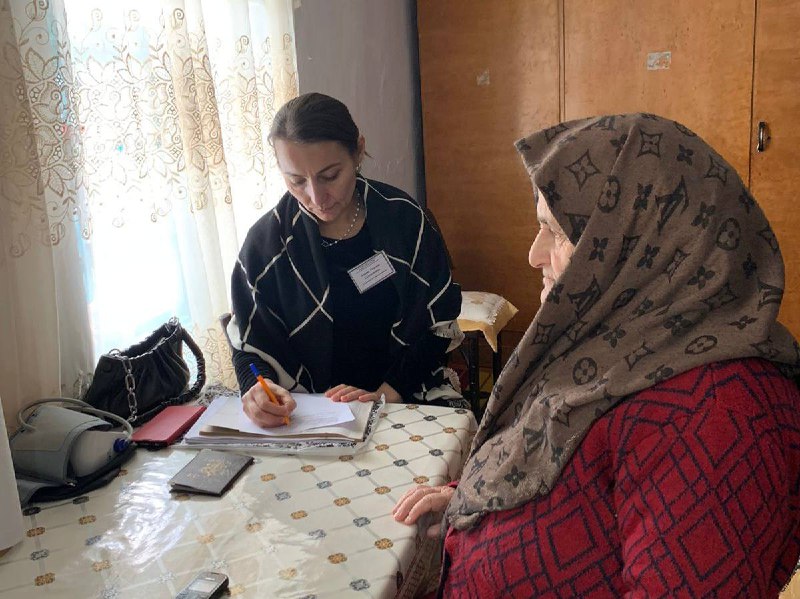 👥Специалисты отделения социального обслуживания на дому граждан пожилого возраста и инвалидов, Алиева Раисат и Бибулатова Марьям, посетили Муртузалиеву Айшат, которая является инвалидом 1 группы.