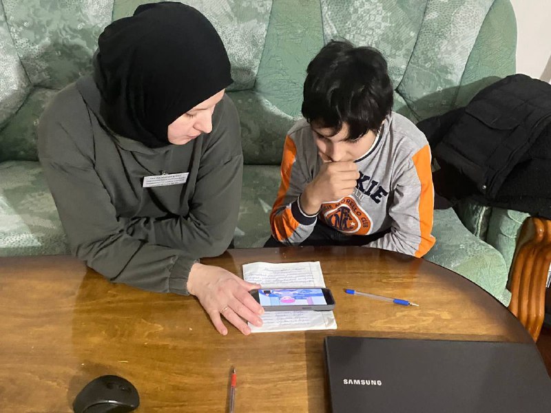 ✅В рабочий день специалиста по работе семьёй и детьми Алиевой Максалины входит посещение своих подопечных, оказывание педагогических услуг и организация досуга для детей.