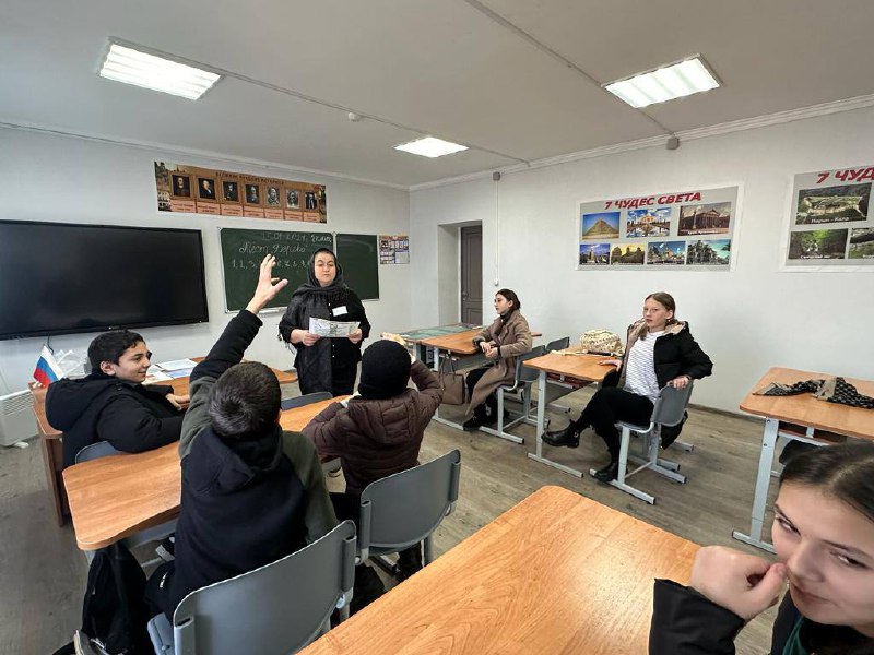 📍Психолог Центра, Шихшабекова Муршидат, провела тестирование восьмиклассников, используя методику "Тест Дерево с человечками" и психогеометрическое тестирование.