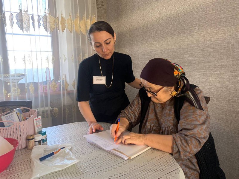 👥Специалисты отделения социального обслуживания на дому граждан пожилого возраста и инвалидов, Алиева Раисат и Бибулатова Марьям, посетили Багандову Муслимат, инвалида 1 группы.