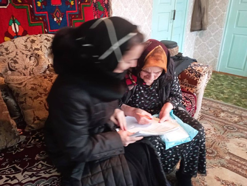 👥Специалисты отделения социального обслуживания на дому граждан пожилого возраста и инвалидов, Алиева Раисат и Бибулатова Марьям, посетили Магомедову Написат.