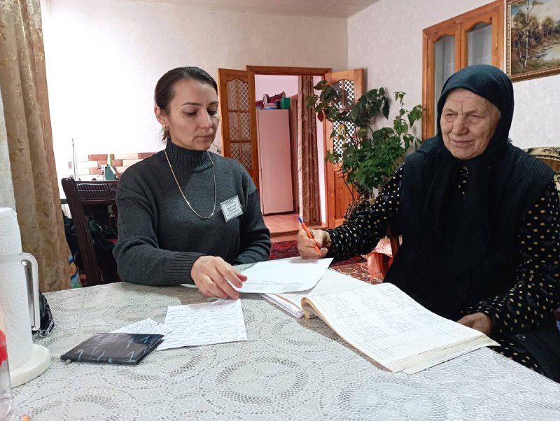 👥Специалисты отделения социального обслуживания на дому граждан пожилого возраста и инвалидов, Алиева Раисат и Бибулатова Марьям, посетили Шахмедову Пакият.