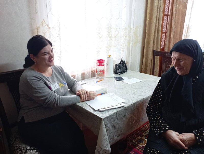 👥Специалисты отделения социального обслуживания на дому граждан пожилого возраста и инвалидов, Алиева Раисат и Бибулатова Марьям, посетили Шахмедову Пакият.