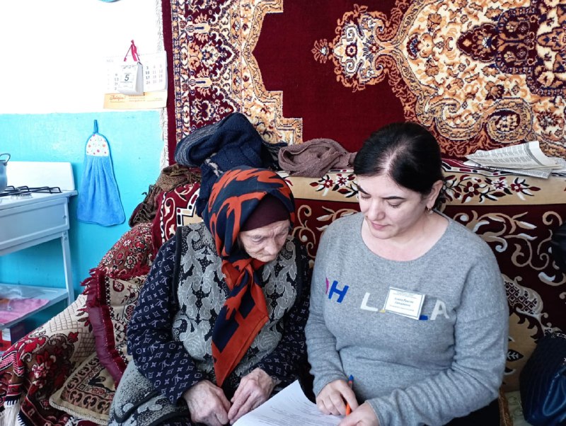 👥Специалисты отделения социального обслуживания на дому граждан пожилого возраста и инвалидов, Алиева Раисат и Бибулатова Марьям, посетили Алиеву Умуризу, ветерана труда.