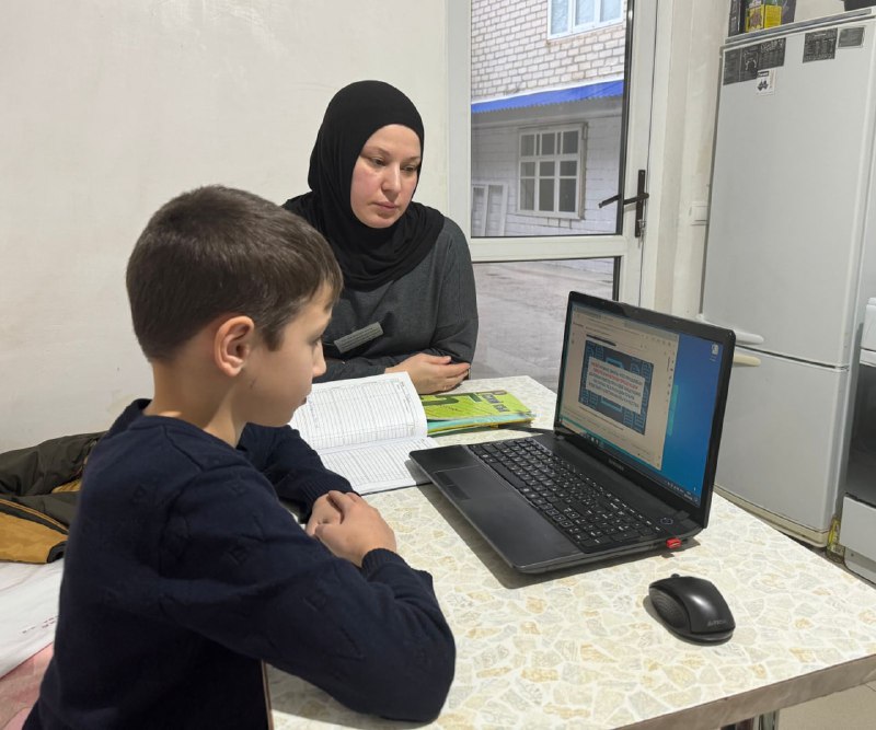 ✅В рабочий день специалиста по работе семьёй и детьми Алиевой Максалины входит посещение своих подопечных, оказывание педагогических услуг и организация досуга для детей.