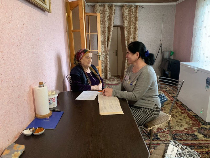 🔸Специалисты отделения социального обслуживания на дому граждан пожилого возраста и инвалидов, Алиева Раисат и Бибулатова Марьям, посетили подопечных соц работницы Джабраиловой Бурлият, проверили качество оказываемых соц.