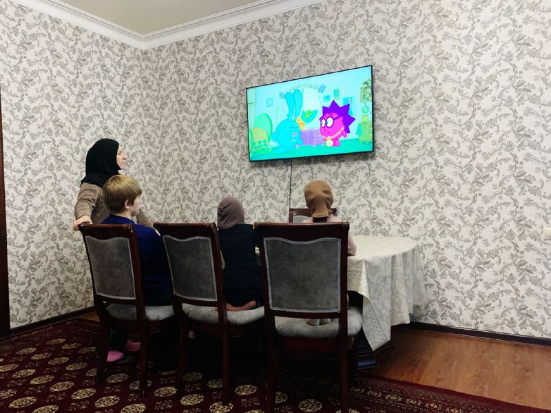 📍Медсестра с функцией сиделки, Алгасанова Марина, также провела беседу и организовала просмотр мультфильмов по финансовой грамотности с ее подопечными.