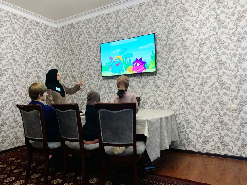 📍Медсестра с функцией сиделки, Алгасанова Марина, также провела беседу и организовала просмотр мультфильмов по финансовой грамотности с ее подопечными.