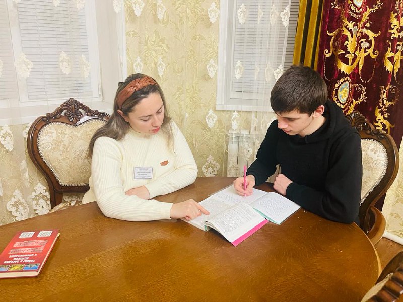 🔸Рабочие будни специалиста отдела семьи, Джалиловой Марзият наполнены разнообразными активностями, связанными с формированием позитивных интересов у своих подопечных,помощь в получении образования.