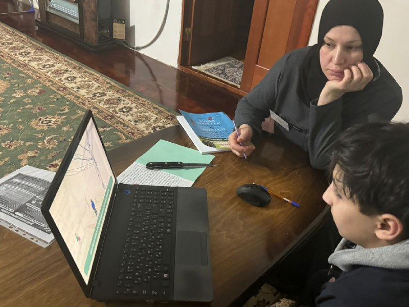 🔺Специалист по работе семьей и детьми, Алиева Максалина, провела беседу и показала подопечному ролик, объясняющий чем и как опасны пиротехнические изделия.