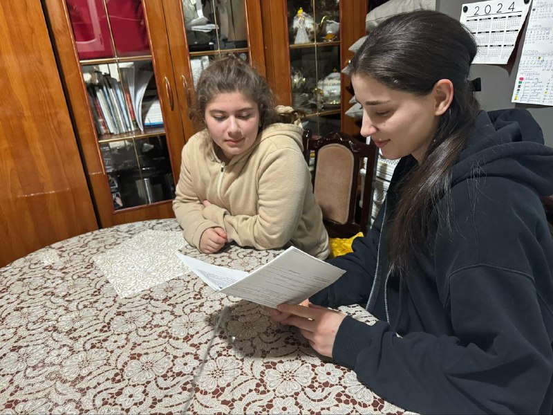 💥Психолог отделения семьи, Асият Ибрагимова, провела беседу со своей подопечной на тему "День памяти воинов-интернационалистов".