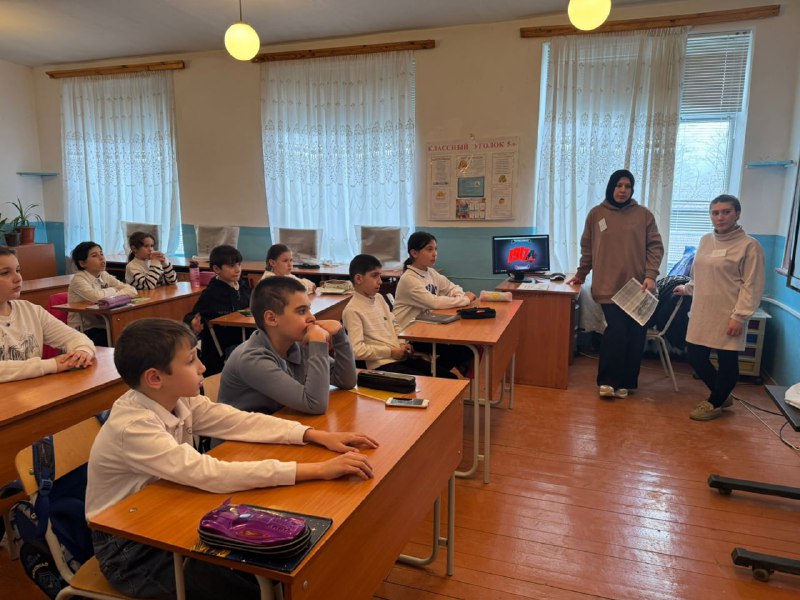 ✅Специалист по работе семьей и детьми Алиева Максалина и медицинская сестра с функцией сиделки Исаева Аминат провели беседу среди учеников 5-го класса в связи с Международным днем родного языка.