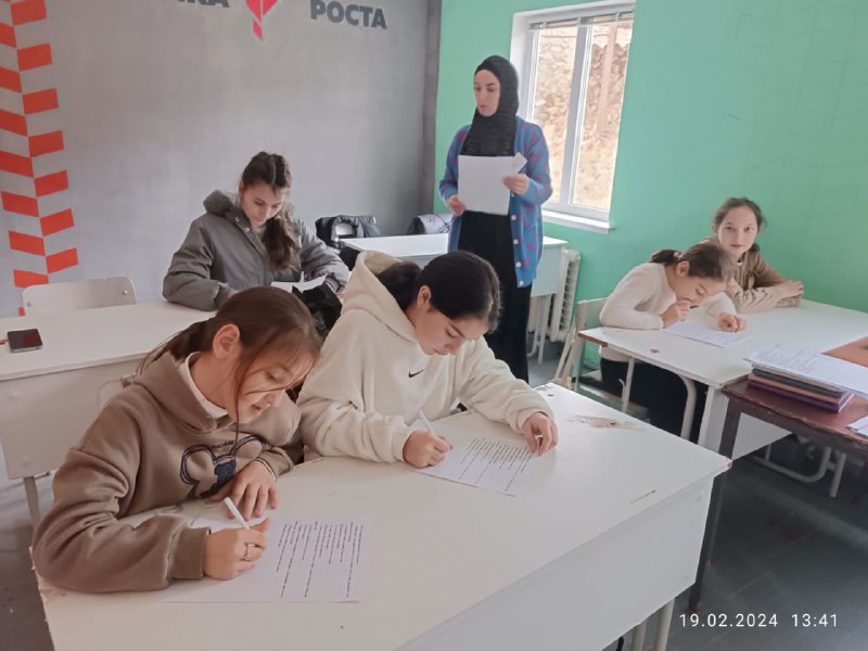 ✅Специалист по работе с семьей Замира Багомедова провела беседу на тему "Безопасный интернет" в 5 классе.