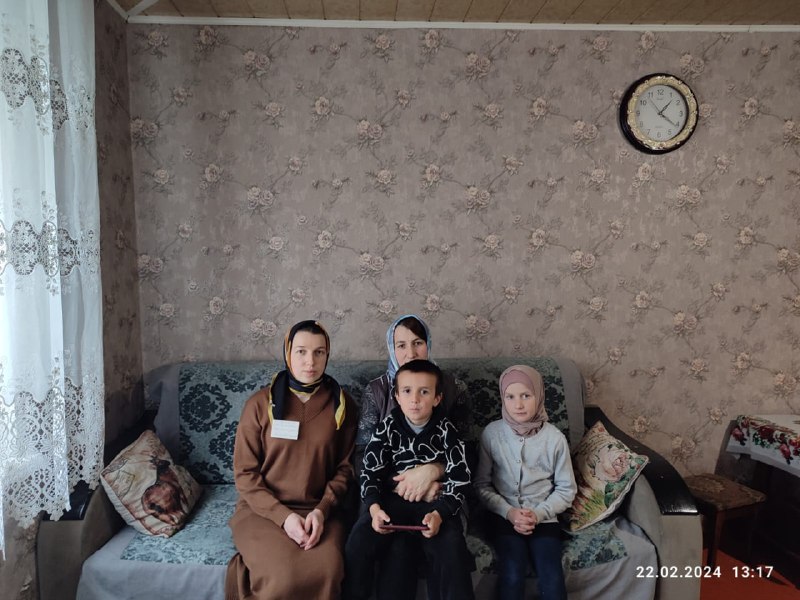 ✅22.02.2024 года Специалисты и социальные работники комплексного центра посетили более 30 семей участников СВО и поздравили с наступающим праздником 23 февраля.