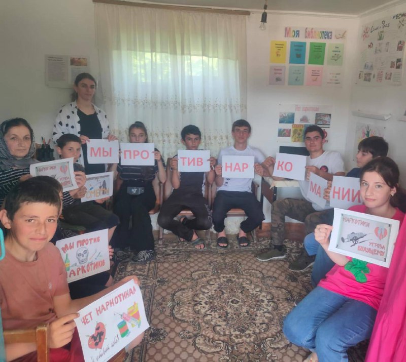 Специалист отделения по работе с семьёй и детьми Багомедова З. З. совместно с библиотекарем провела беседу на тему "Мы против наркомании". Посмотрели короткометражный фильм "Леденец".