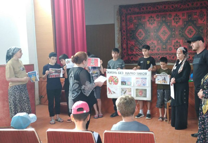 Специалисты по работе с семьёй и детьми Джупанова Ханумчакар и Абдуллаева Зухра совместно с психологом и пенсионером МВД провели профилактическую беседу на тему "Жизнь без наркотиков"