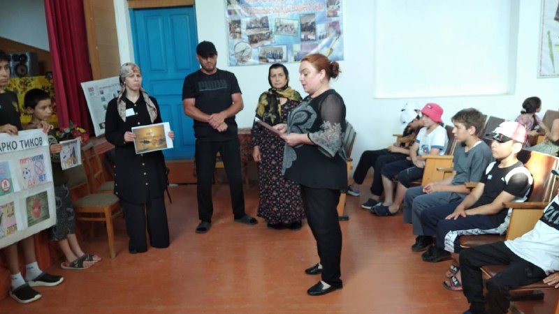 Специалисты по работе с семьёй и детьми Джупанова Ханумчакар и Абдуллаева Зухра совместно с психологом и пенсионером МВД провели профилактическую беседу на тему "Жизнь без наркотиков"