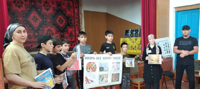 Специалисты по работе с семьёй и детьми Джупанова Ханумчакар и Абдуллаева Зухра совместно с психологом и пенсионером МВД провели профилактическую беседу на тему "Жизнь без наркотиков"