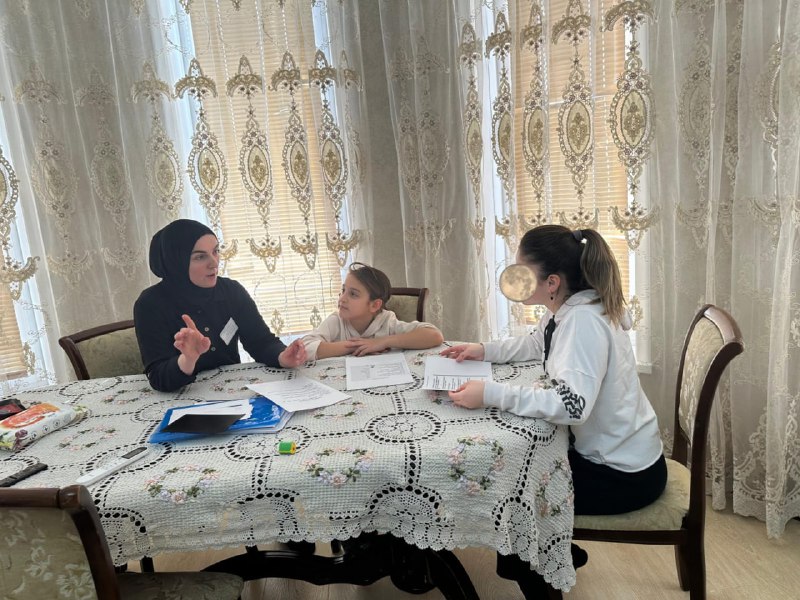 🔸Рабочие будни специалиста отдела семьи Багомедовой Замиры наполнены разнообразными активностями, связанными с формированием позитивных интересов у своих подопечных,помощь в получении образования.
