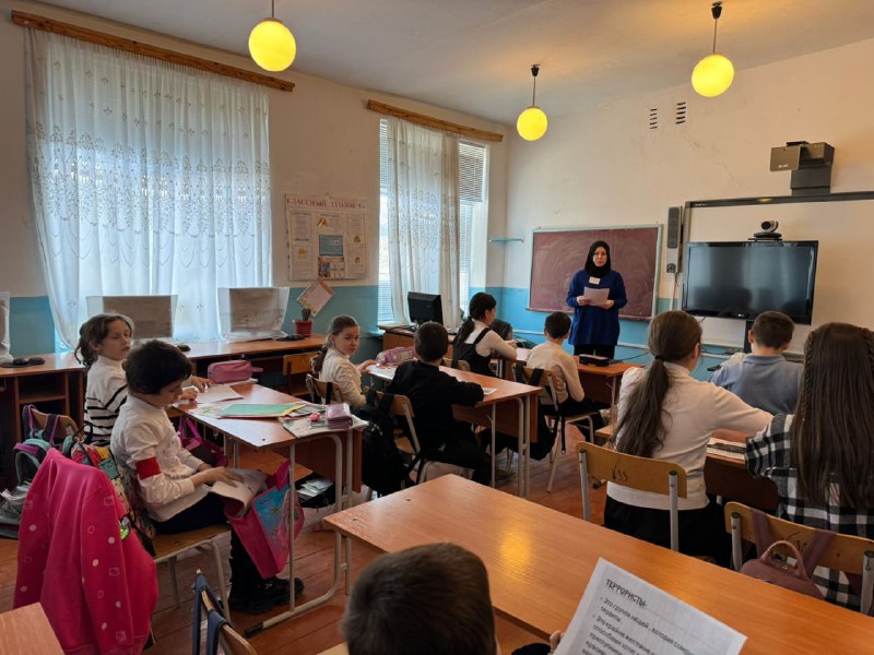 ✅Специалист по работе семьей и детьми Алиева Максалина провела беседу с учениками 5-го класса.