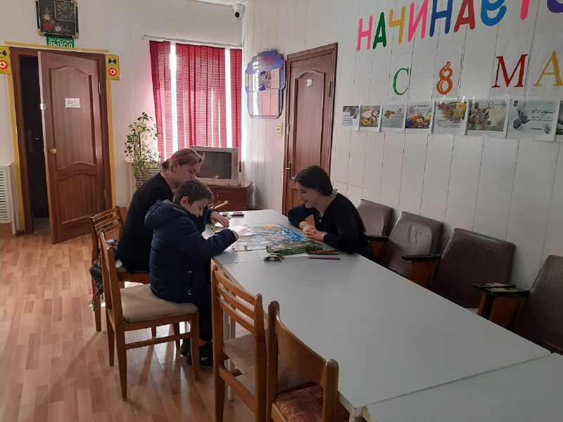 ✅Специалист по социальной работе Алхасова Мариет и психолог Ибрагимова Асият проводят психологические игры с подопечными в Центре социального обслуживания.