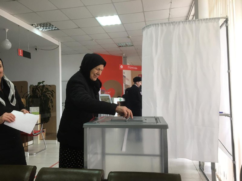 💥Специалисты и социальные работники Центра совершили доставку 6 маломобильных граждан на избирательные участки, чтобы они могли проголосовать в выборах Президента РФ.