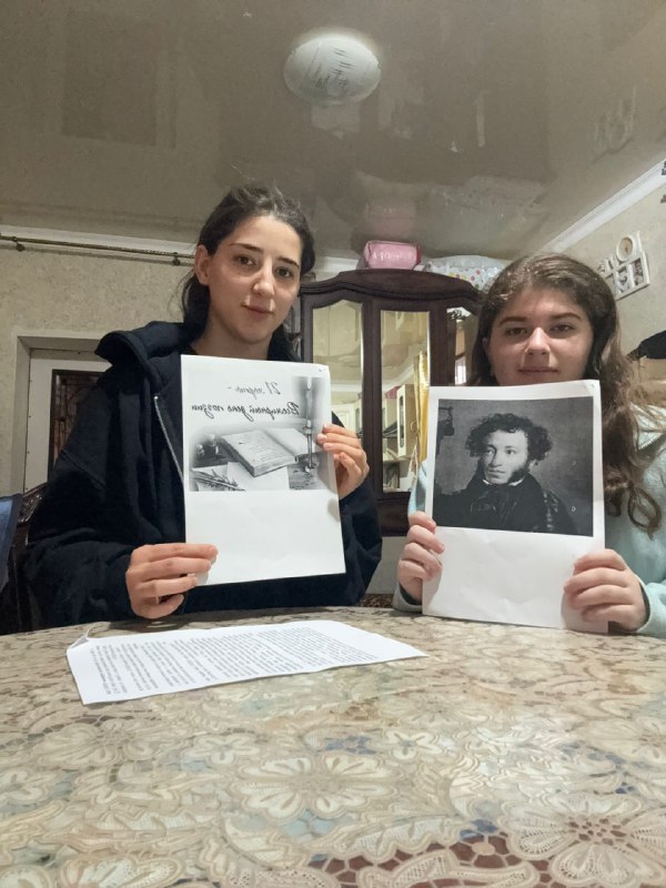 📌Психолог отдела семьи, Ибрагимова Асият провела беседу со своей подопечной Тоноян М., посвященную Всемирному дню поэзии.