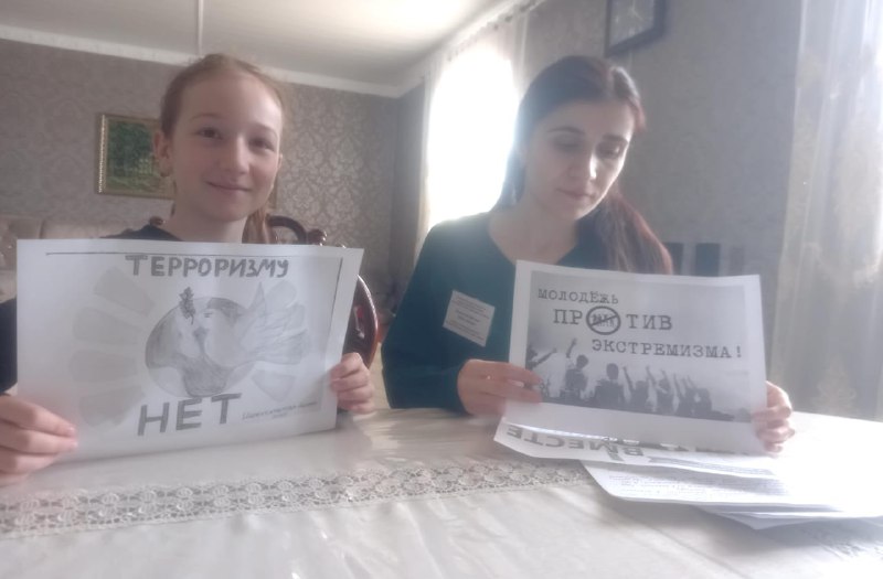 💥 Специалист по работе с семьей Багомедова Патимат провела важную профилактическую беседу с подопечной на тему "Молодежь против терроризма и экстремизма".