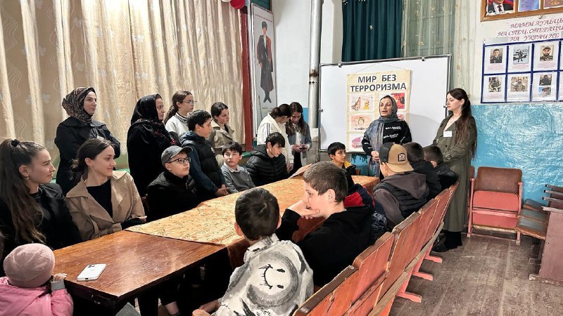 ⚠️Специалист по работе с семьей, Багомедова З., и медицинская сестра по массажу Айгумова Э. провели беседу с детьми на тему "Мир без терроризма".