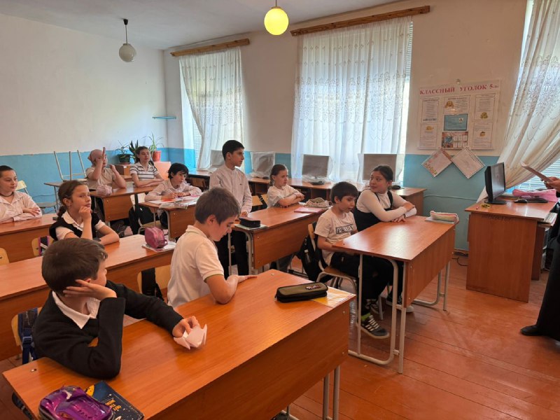 🔹Специалист по работе семьей и детьми Алиева Максалина провела беседу на тему "Сквернословие" среди учеников 5 класса. В мероприятии приняли участие 14 детей.