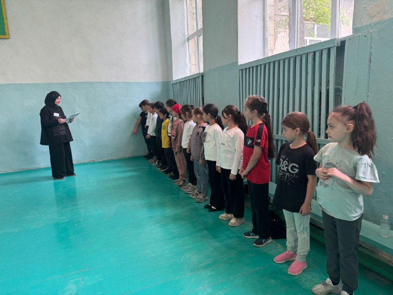 💥Специалист по работе с семьей и детьми Алиева М. провела беседу с детьми в школе на тему "Телефон доверия". В мероприятии приняли участие 35 детей .