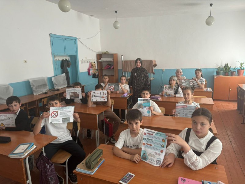 📌Специалист по работе семьей и детьми Алиева М. провела беседу в школе с учащимися о вреде сигарет