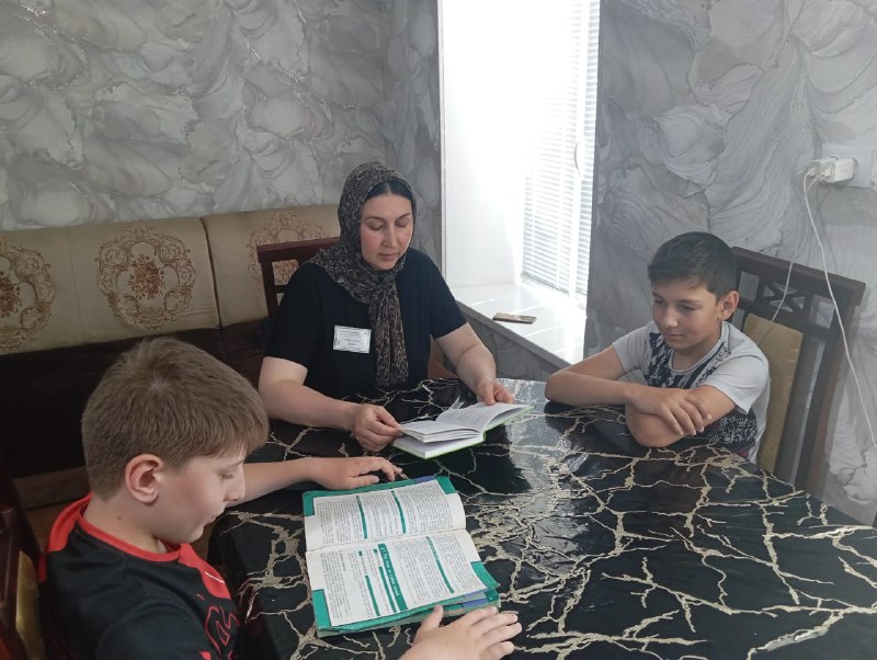 📌В рабочий день специалиста по работе семьёй и детьми Абдуллаевой Зухры входит посещение своих подопечных, оказание педагогических услуг и организация досуга для детей.