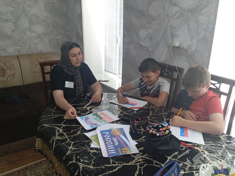 📌Специалист по работе с семьёй и детьми Абдуллаева Зухра провела беседу и конкурс рисунков ко Дню День России.