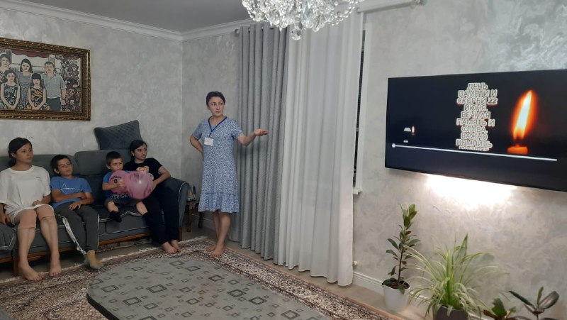 Специалист по работе с семьёй в с. Краснопартизанск Багандова Разият провела с юными получателями социальных услуг беседу, посвящённую Дню памяти и скорби.